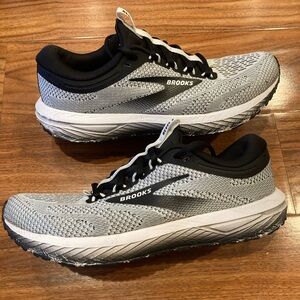 Brooks Revel 7 White Black Women’s Size 9B